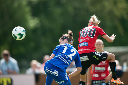 Kristianstads Therese Björck och Vittsjös Jane Ross i matchen i damallsvenskan mellan Kristianstad och Vittsjö i Kristianstad 7 juni.