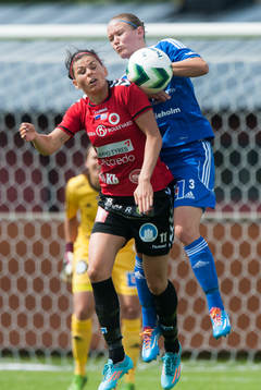 Vittsjös Mandy Van den Berg och Kristianstads Susanne Moberg i matchen i damallsvenskan mellan Kristianstad och Vittsjö i Kristianstad 7 juni.