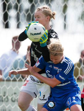 Vittsjös Susanne Moberg tacklar Kristianstads målvakt