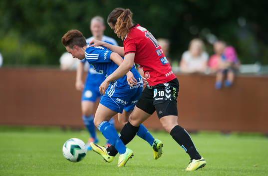 Vittsjös Elin Nilson och Kristianstads Marija Banusic i matchen i damallsvenskan mellan Kristianstad och Vittsjö i Kristianstad 7 juni.