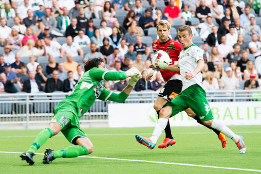 Landskronas målvakt Niklas Uddenäs och Martin Rudolfsson ser till att Hammarbys Fredrik Torsteinbø inte gör mål