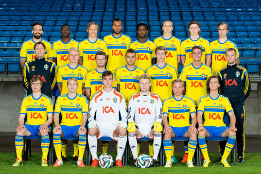  Abdulrahman Khalili, Isak Ssewenkambo, Ludwig Augustinsson, Isaac Kiese Thelin, Joseph Baffo, Sebastian Holmen, Carl Johansson, Andreas Blomqvist. Mellanraden från vänster: Förbundskapten Håkan Ericson, Per Frick, Måns Söderqvist, Malkolm Moenza, Emil Krafth, Kristoffer Peterson, Assisterande förbundskapten Andreas Pettersson. Främre raden från vänster: Simon Tibbling, Oscar Lewicki, målvakt Andreas Linde, målvakt Anton Cajtoft, Nicklas Bärkroth, Kristoffer Olsson poserar för en lagbild under en fotografering den 8 juni 2014 i Trelleborg.