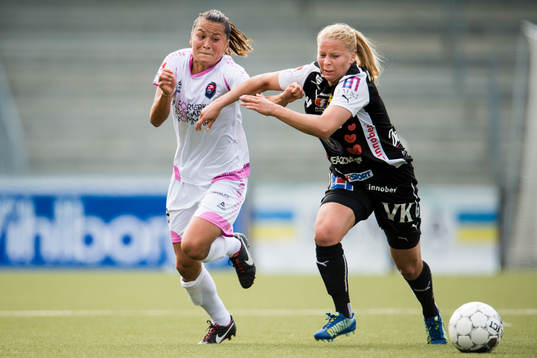 Rosengårds Alexandra Riley tar sig förbi Umeås Emmi Alanen