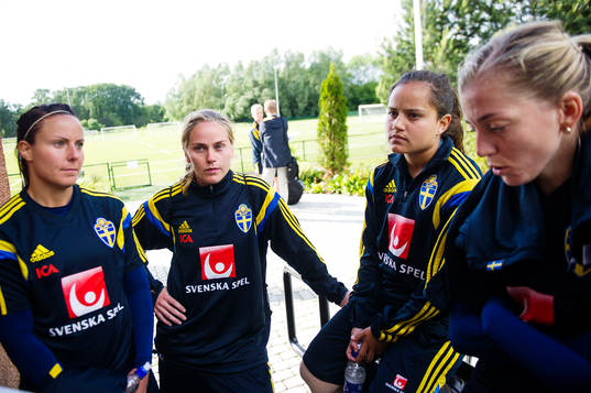 Tyresös spelare Carola Söberg, Lisa Dahlkvist, Malin Diaz och Linda Sembrant  efter en träning