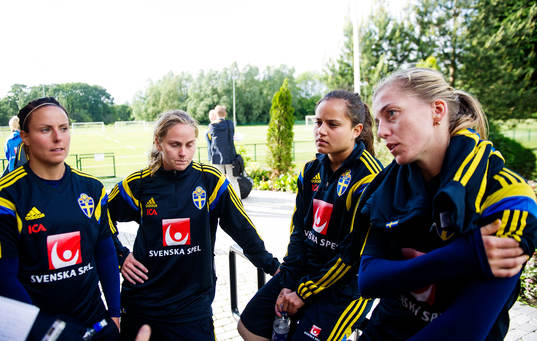 Tyresös spelare Carola Söberg, Lisa Dahlkvist, Malin Diaz och Linda Sembrant  efter en träning