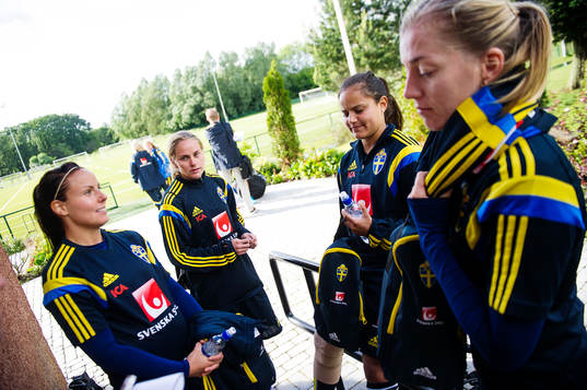 Tyresös spelare Carola Söberg, Lisa Dahlkvist, Malin Diaz och Linda Sembrant  efter en träning