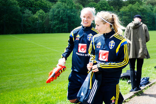 Sveriges Caroline Seger och Kosovare Asllani