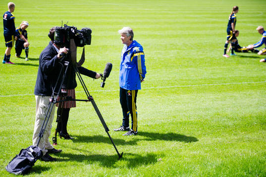 Sveriges förbundskapten Pia Sundhage intervjuas av skotsk media