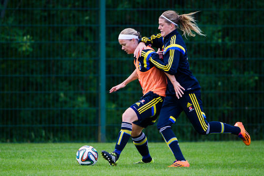 Sveriges Sara Thunebro i kamp med Olivia Schough