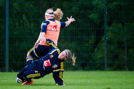 Sveriges Olivia Schough faller i en kamp med Sara Thunebro 
