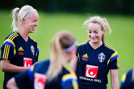Sveriges Caroline Seger och Kosovare Asllani