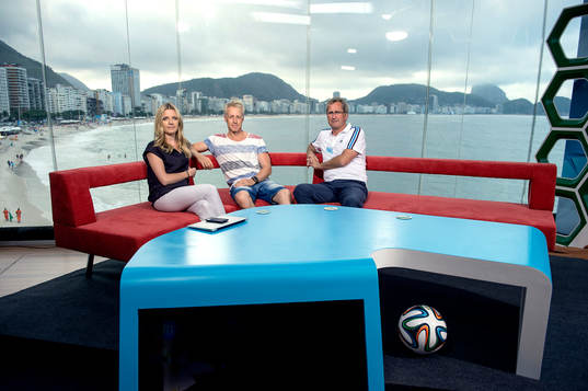 Johanna Frändén, André Pops och Erik Hamrén i SVTs studio