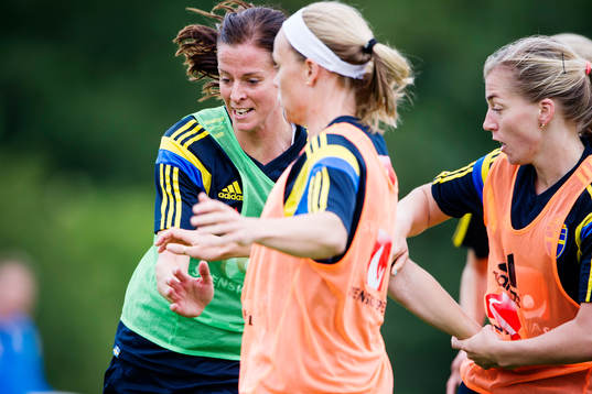 Sveriges Lotta Schelin i kamp med Sara Thunebro och Linda Sembrant