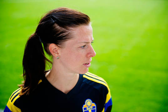  Sveriges Lotta Schelin intervjuas efter en träning