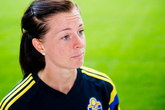  Sveriges Lotta Schelin intervjuas efter en träning
