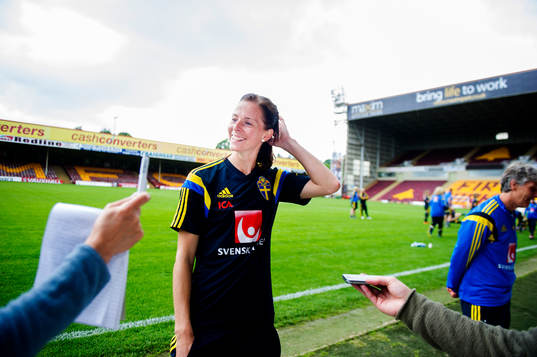  Sveriges Lotta Schelin intervjuas efter en träning