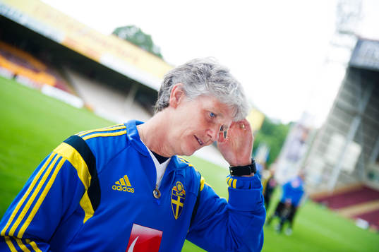  Sveriges förbundskapten Pia Sundhage intervjuas efter en träning