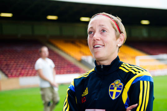  Sveriges Therese Sjögran intervjuas efter en träning