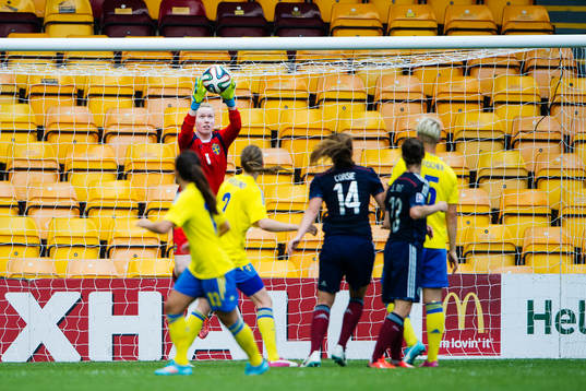 Sveriges målvakt Hedvig Lindahl gör en räddning