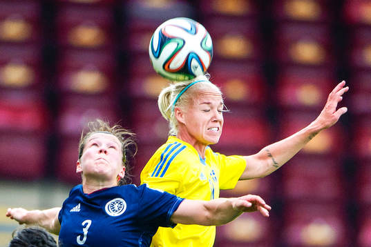Skottlands Emma Mitchell i kamp med Sveriges Caroline Seger
