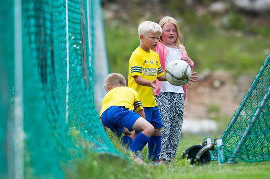 Bollkallar i matchen i division 3 mellan Saxemara och IFK Hässleholm i Ronneby 14 juni.