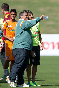 En fan tar en selfie med Brasiliens Neymar