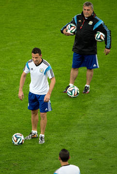 Argentinas Maxi Rodriguez och tränare Alejandro Sabella
