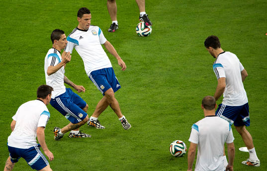 Argentinas Angel Di Maria och Maxi Rodriguez