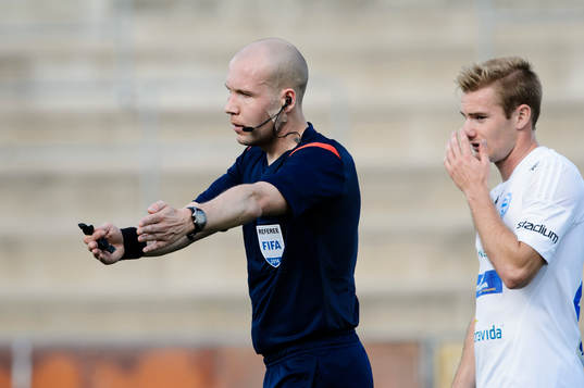 Domare Ville Nevalainen och Värnamos Freddy Winst