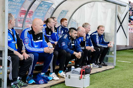 Värnamos tränare Peter Kuno Johansson och tränare Jörgen Petersson på avbytarbänken