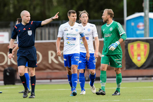 Värnamos spelare och målvakt Björn Åkesson protesterar mot domare Ville Nevalainen efter han har blåst av matchen