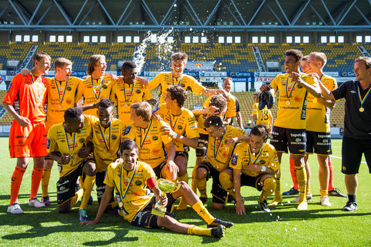 Champangnen sprutar över Elfsborgs spelarna
