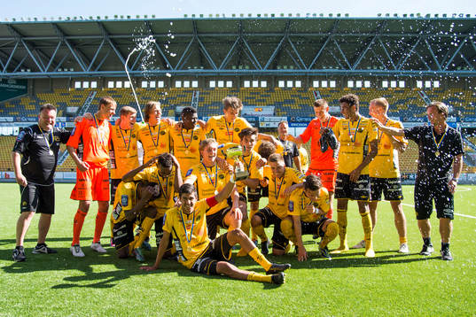 Champangnen sprutar över Elfsborgs spelarna