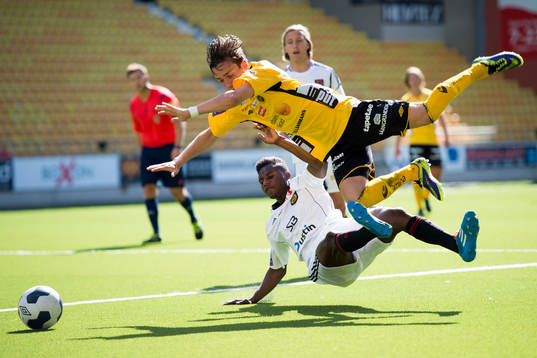 Elfsborgs Oskar Nar tas bryskt av Brommapojkarnas Lowe Reutenswärd 