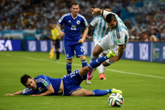 Argentinas Sergio Aguero och Bosniens Mensur Mujdza