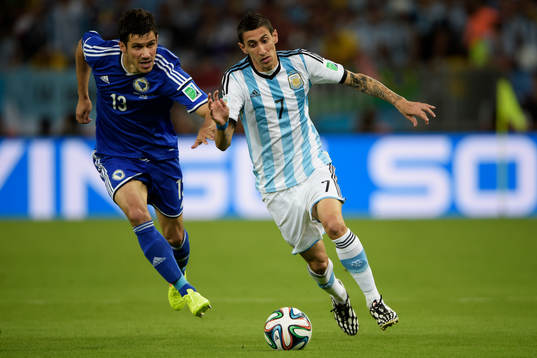 Bosniens Mensur Mujdza och Argentinas Angel Di Maria
