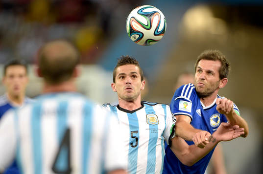 Argentinas Fernando Gago och Bosniens Senijad Ibricic
