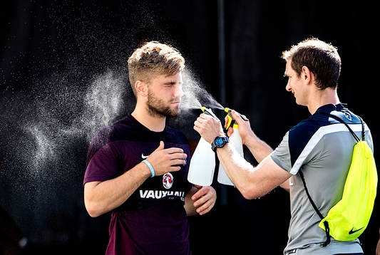 Englands Luke Shaw får vatten sprutad över sig för svalka