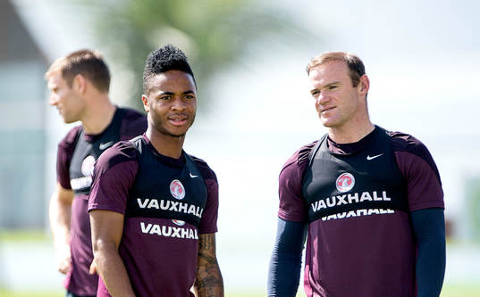 Englands Wayne Rooney och Raheem Sterling