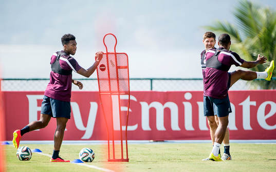 Englands Daniel Sturridge och Steven Gerrard