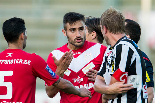 Assyriskas Sotiris Papagiannopoulos och Landskronas Johnny Lundberg bråkar