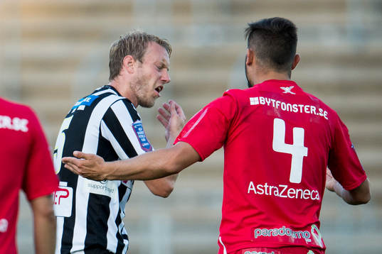 Assyriskas Sotiris Papagiannopoulos och Landskronas Johnny Lundberg bråkar