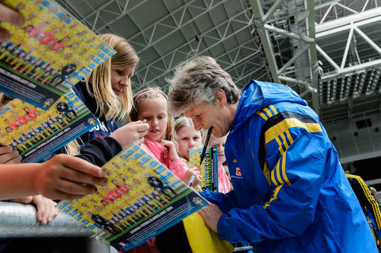 Sveriges förbundskapten Pia Sundhage skriver autografer