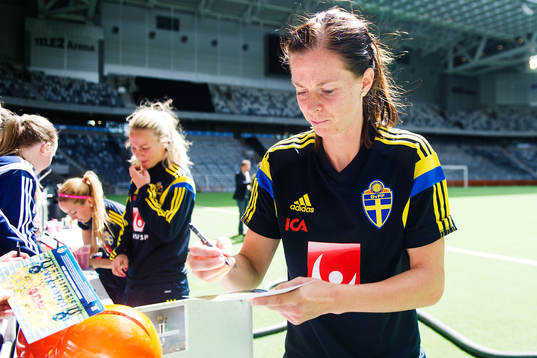 Sveriges Lotta Schelin skriver autografer