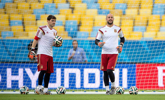 Spaniens målvakt Iker Casillas och målvakt Pepe Reina