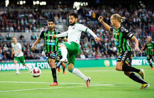 Hammarbys Pablo Pinones-Arce utmanar GAIS Sandeep Mankoo och Emil Eliasson