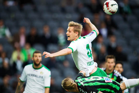 Hammarbys Erik Israelsson förlorar en nickduell mot GAIS Emil Eliasson