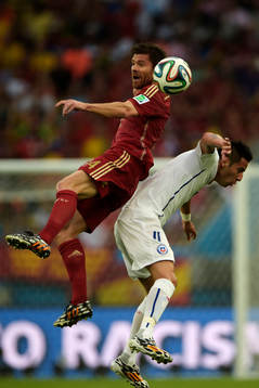 Spaniens Xabi Alonso och Chiles Mauricio Isla