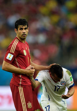 Spaniens Diego Costa och Chiles Gary Medel