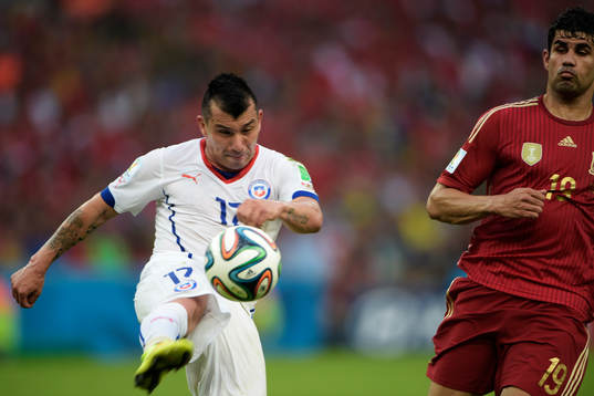 Chiles Gary Medel  och Spaniens Diego Costa